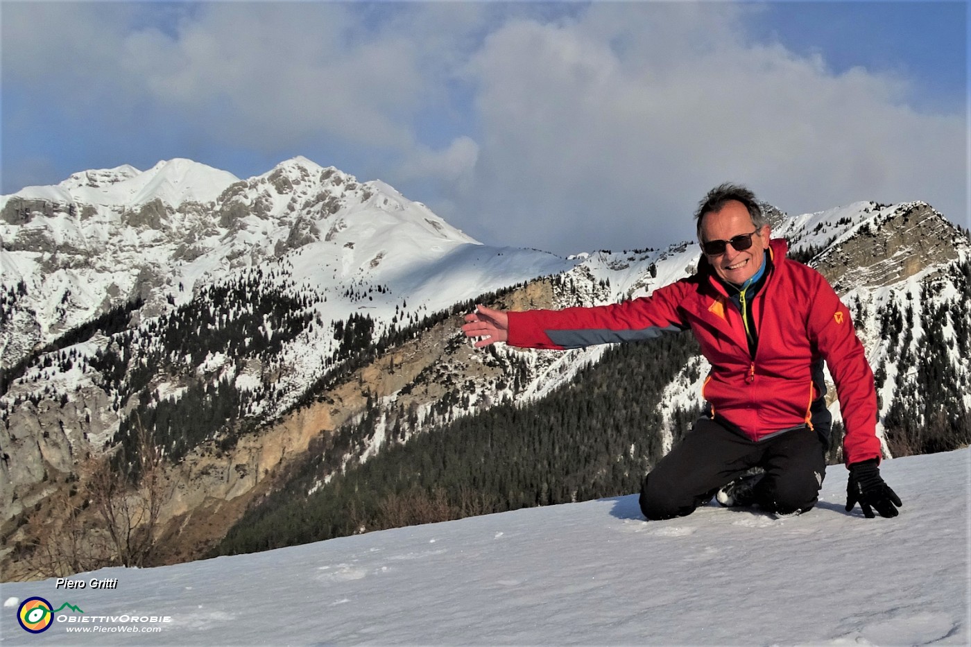 03 Sulle nevi di Torcola Vaga con vista verso Monti Secco e Pegherolo a sx e Pizzo Badile alle  spalle.JPG